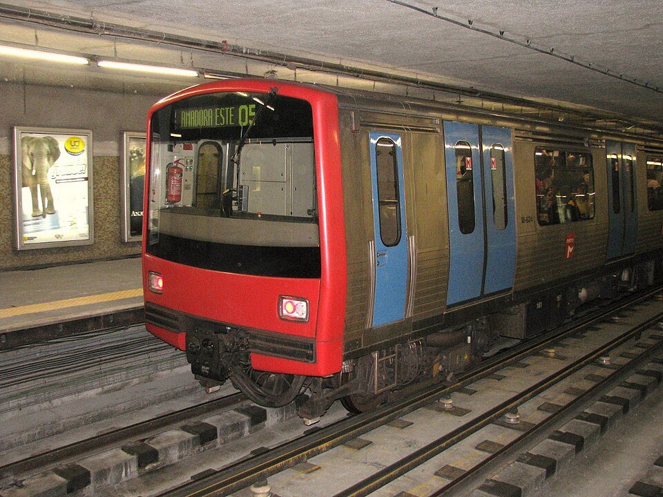 A Lisbon Metro train arriving at a station platform